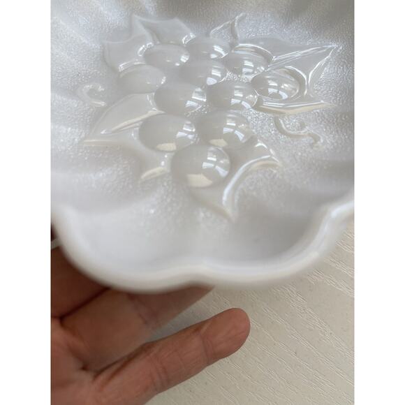 Vintage Milk Glass Strawberry Shaped Grapes Trinket Tray Server - Picture 4 of 8